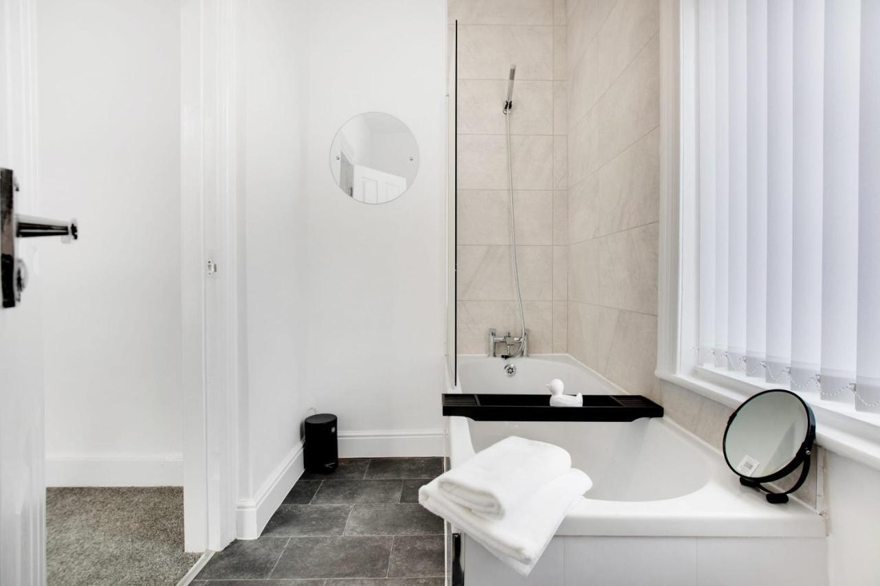 Stunning 4-Bedroom, 2 Bathrooms In Sunderland Sunderland  Ngoại thất bức ảnh