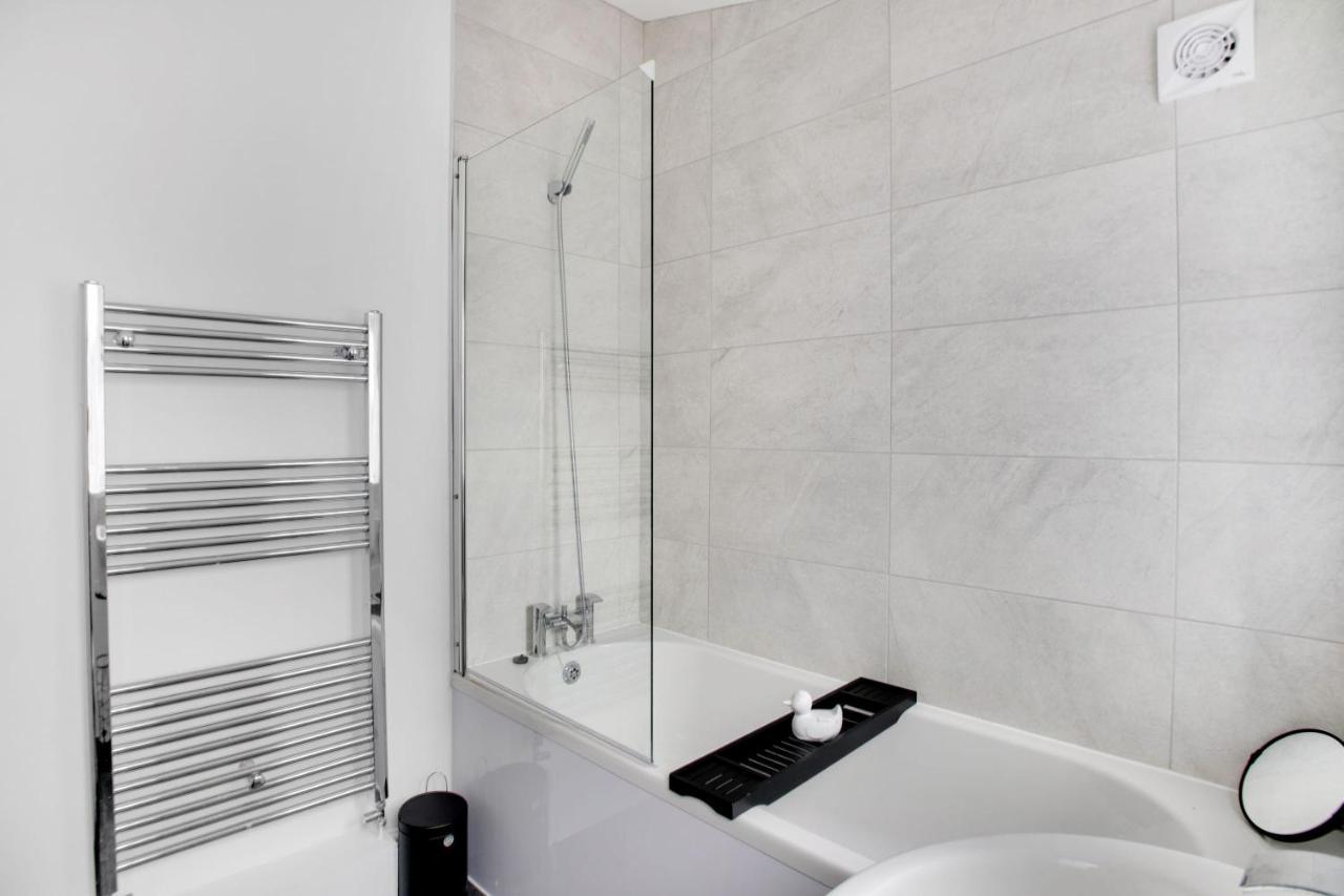 Stunning 4-Bedroom, 2 Bathrooms In Sunderland Sunderland  Ngoại thất bức ảnh